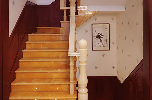 八步中式别墅室内汉白玉石楼梯的定制安装装饰效果